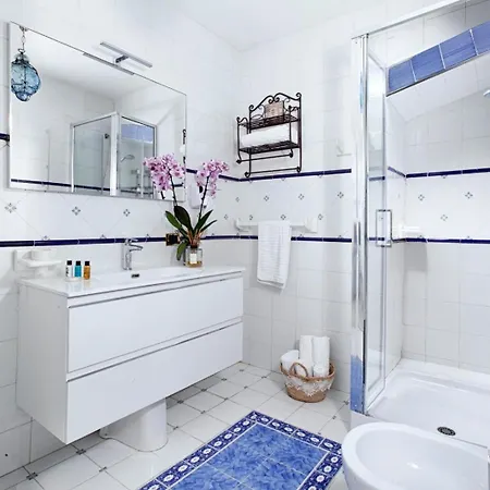 Casa Smeraldo- *